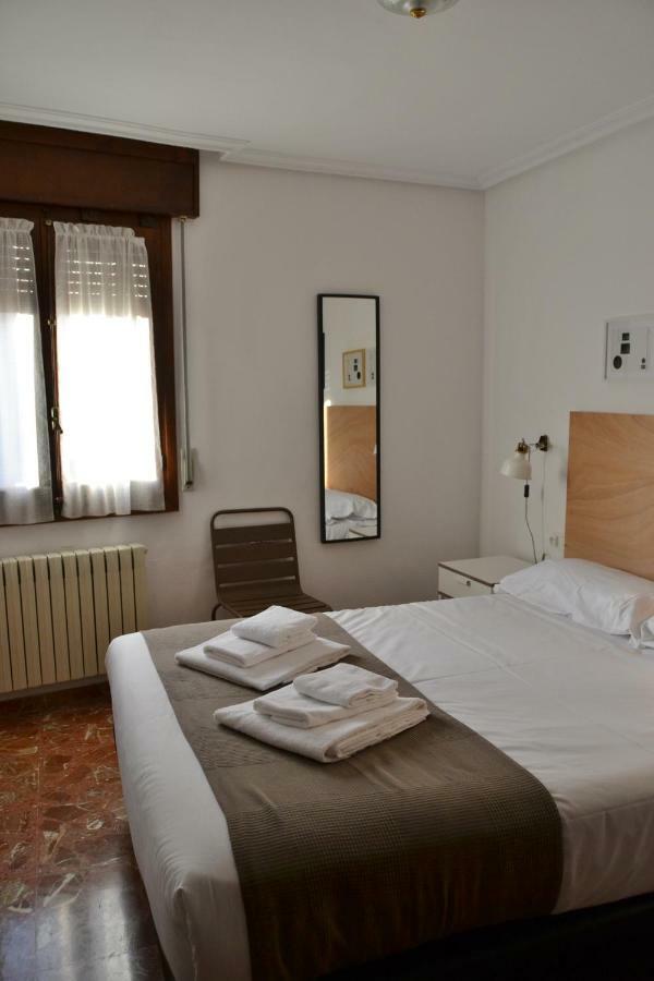 Tres Puentes Anguiano Apartamentos Y Hostal Екстер'єр фото